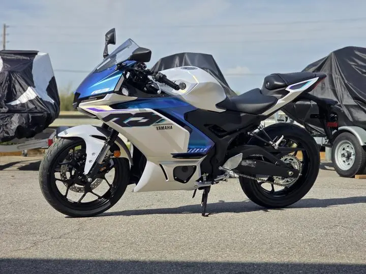 2025 Yamaha Yzf-R3 - Photo 2