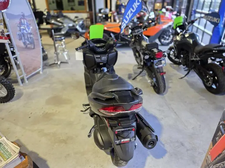 2025 Suzuki Burgman 400 - Photo 7