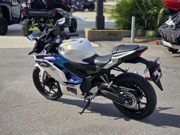 2025 Yamaha Yzf-R3 - Photo 8