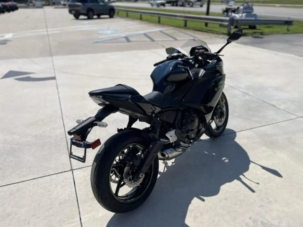 2025 Kawasaki Ninja 650 - Photo 9
