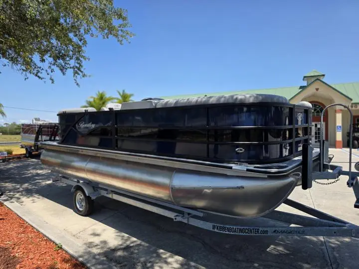 2025 Bentley Pontoons Legacy 200 Navigator - Photo 8
