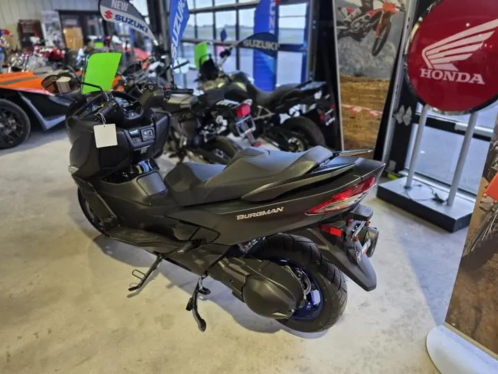 2025 Suzuki Burgman 400 - Photo 6