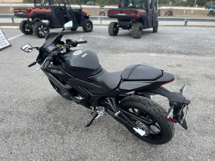 2025 Yamaha Yzf-R3 - Photo 7