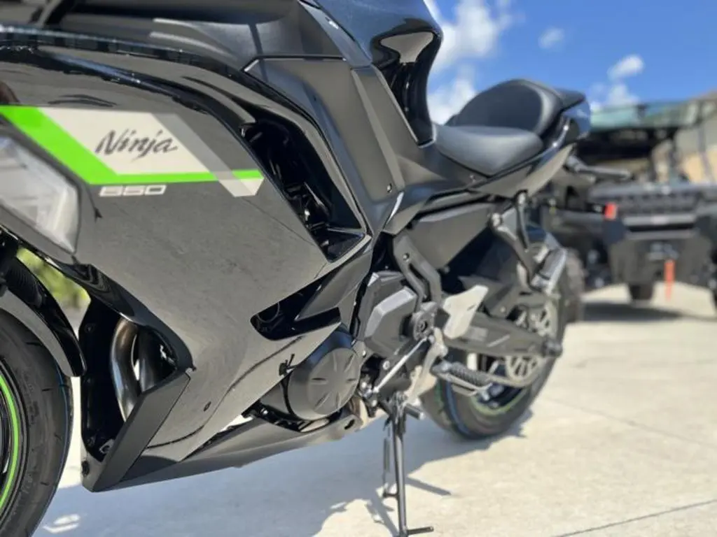 2025 Kawasaki Ninja 650 - Photo 5