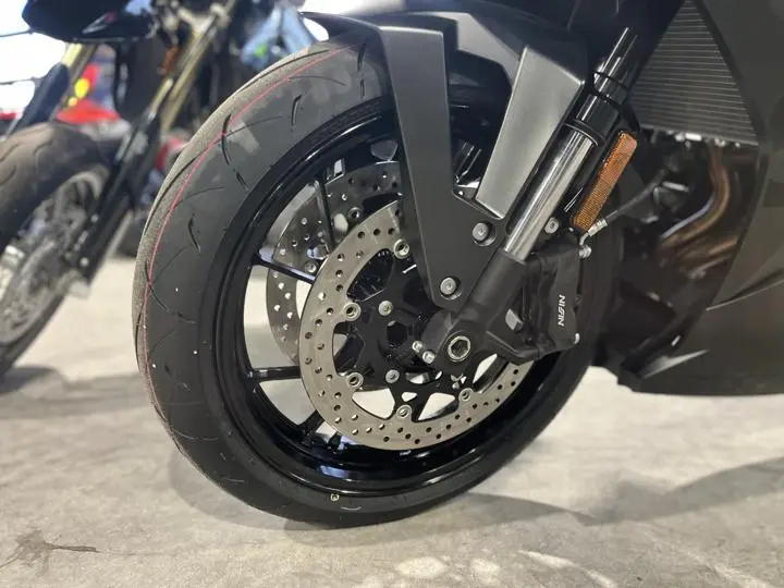 2025 Suzuki Gsx-8r - Photo 3