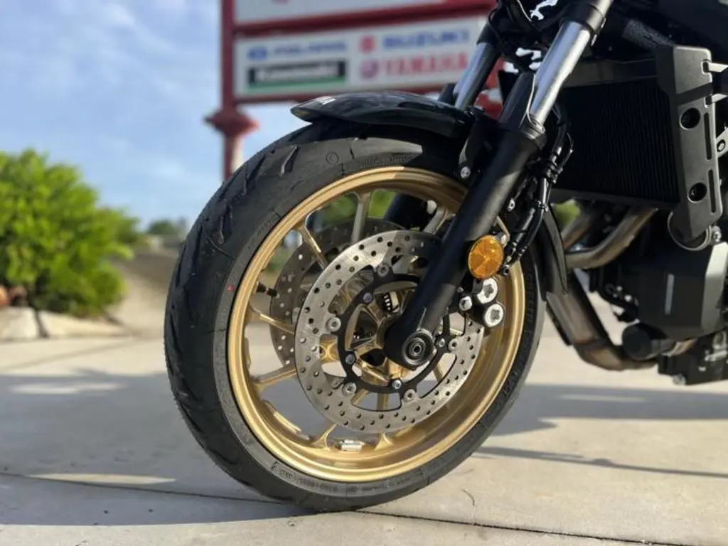 2024 Yamaha XSR700 - Photo 3