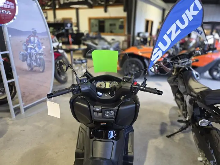 2025 Suzuki Burgman 400 - Photo 16
