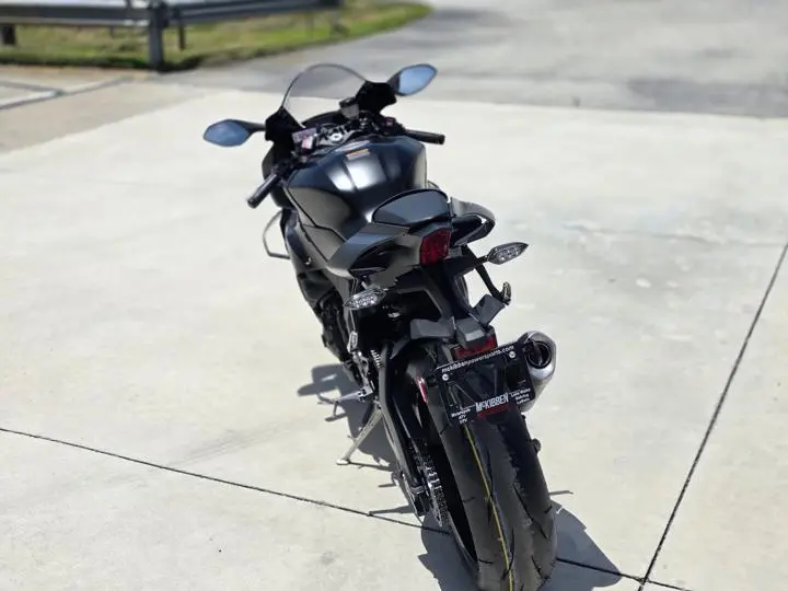 2025 Yamaha Yzf-R1 - Photo 8