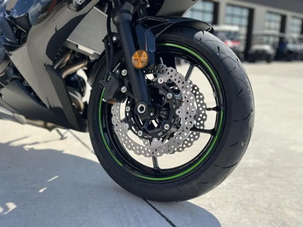 2025 Kawasaki Ninja 650 - Photo 12