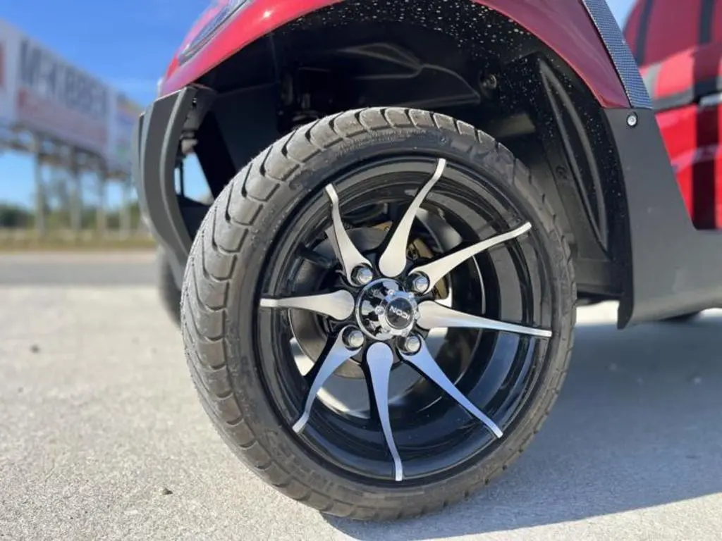 2025 Icon EV i40 - Photo 3