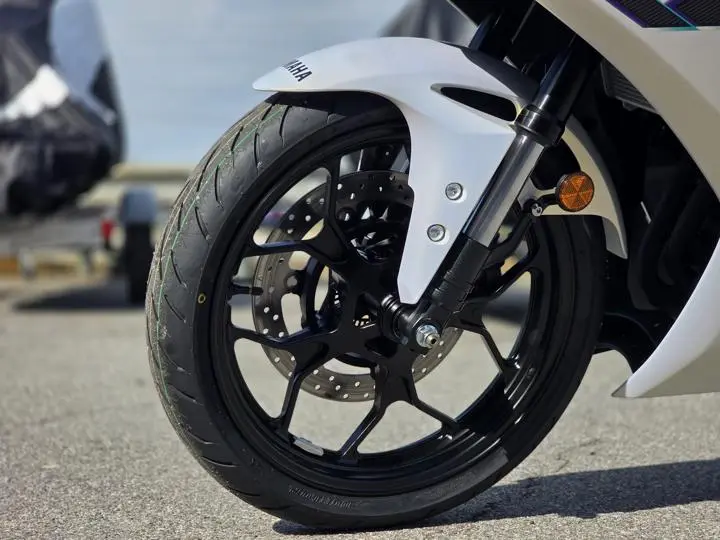2025 Yamaha Yzf-R3 - Photo 3