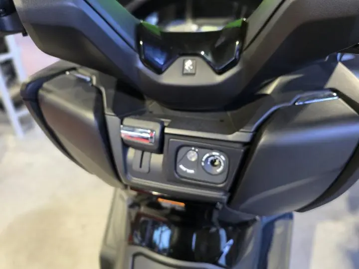 2025 Suzuki Burgman 400 - Photo 14