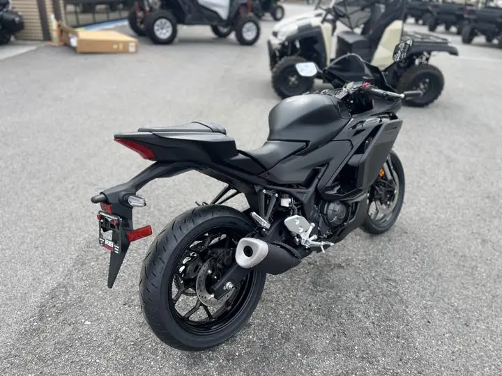 2025 Yamaha Yzf-R3 - Photo 9