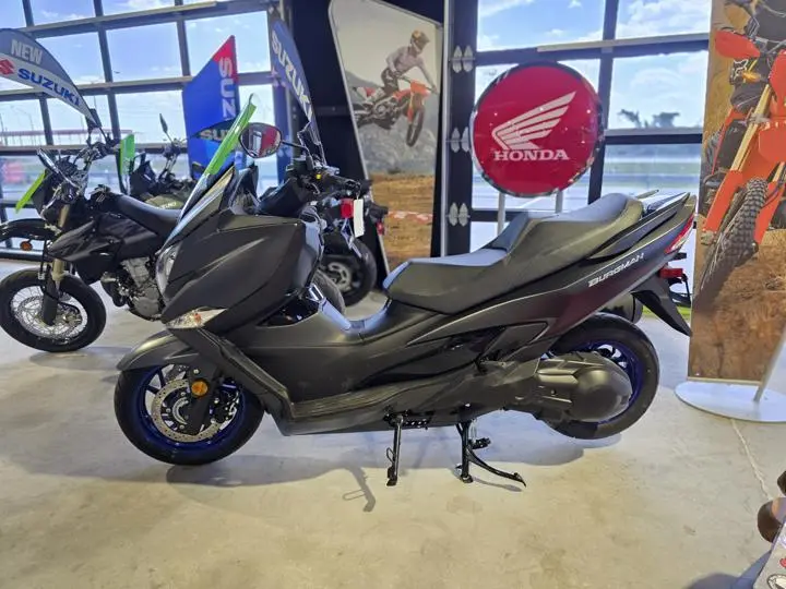 2025 Suzuki Burgman 400 - Photo 5