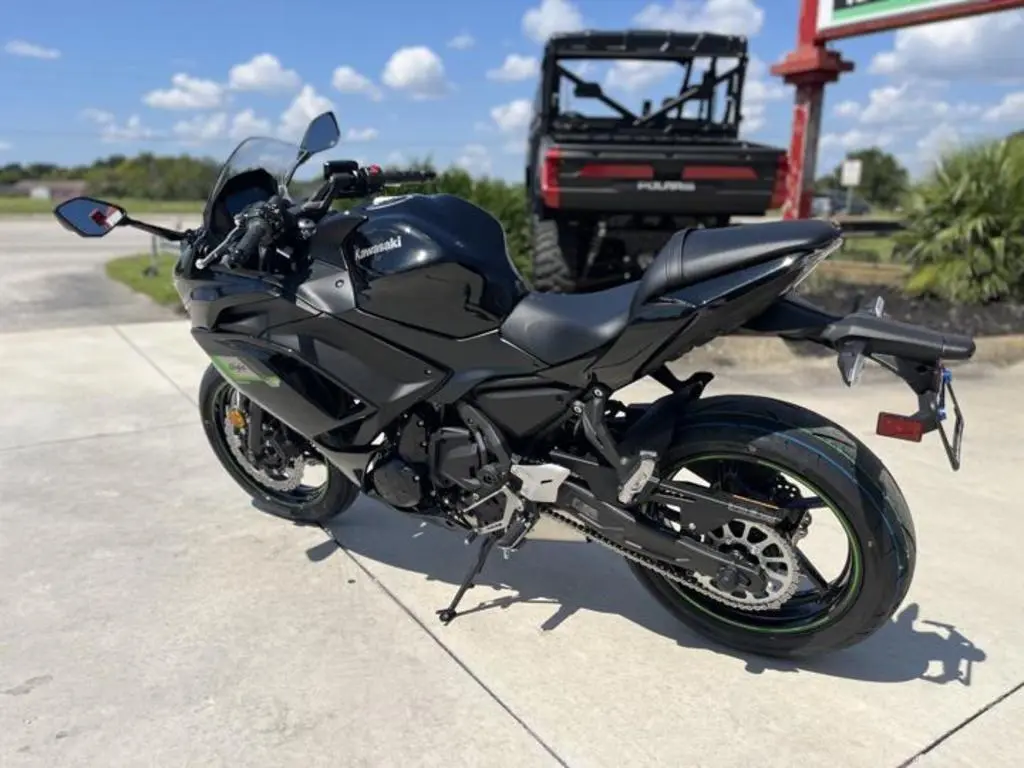 2025 Kawasaki Ninja 650 - Photo 7