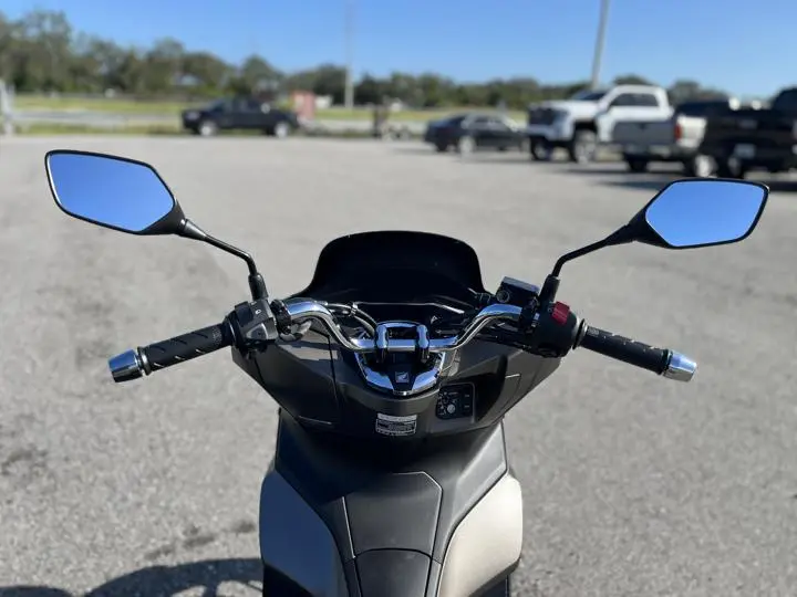 2024 Honda® PCX - Photo 9