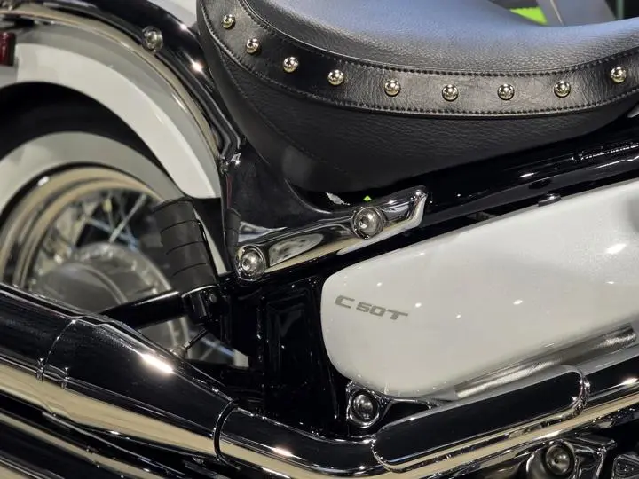 2025 Suzuki Boulevard C50t Special - Photo 17
