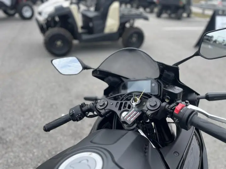 2025 Yamaha Yzf-R3 - Photo 16