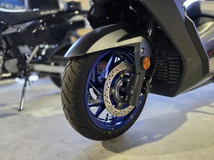 2025 Suzuki Burgman 400 - Photo 3