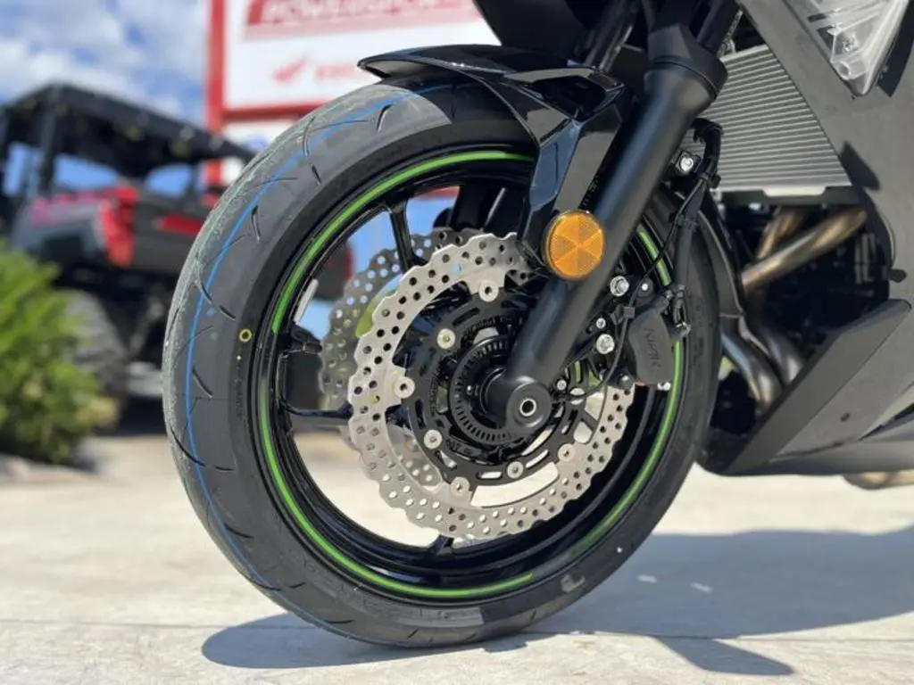 2025 Kawasaki Ninja 650 - Photo 3