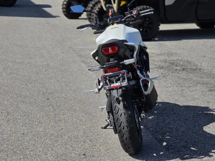 2025 Honda® Cb750 Hornet - Photo 9