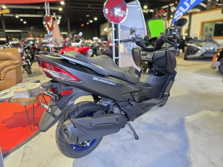 2025 Suzuki Burgman 400 - Photo 8