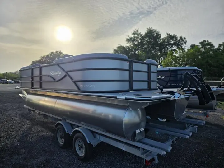 2025 Bentley Pontoons Legacy 203 Navigator Tritoon - Photo 4
