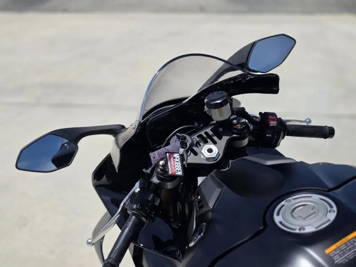 2025 Yamaha Yzf-R1 - Photo 16