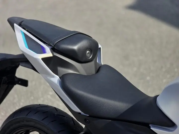 2025 Yamaha Yzf-R3 - Photo 17
