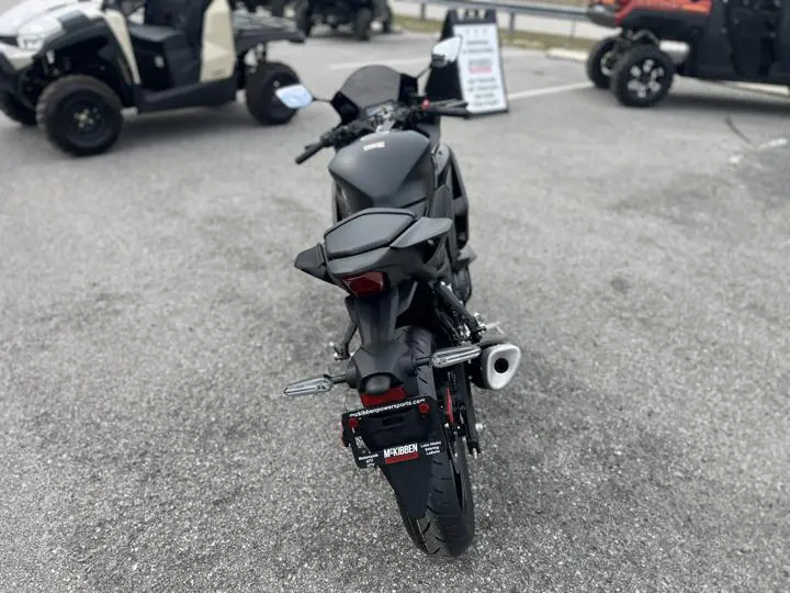 2025 Yamaha Yzf-R3 - Photo 8