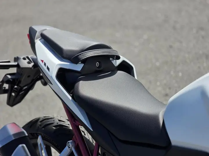 2025 Honda® Cb750 Hornet - Photo 15