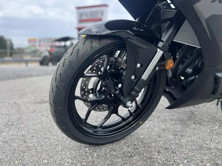 2025 Yamaha Yzf-R3 - Photo 3