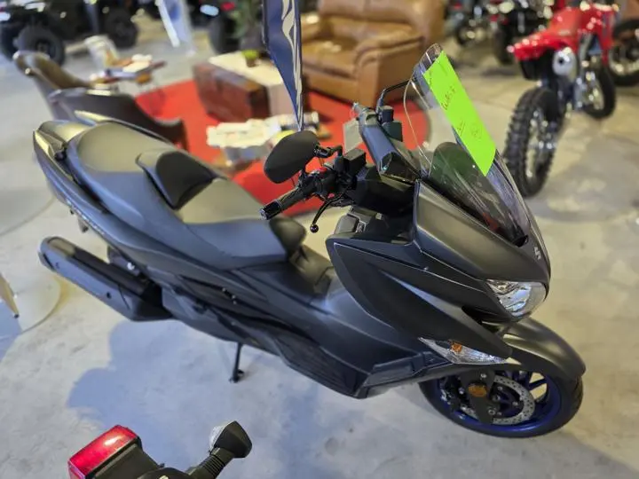 2025 Suzuki Burgman 400 - Photo 10