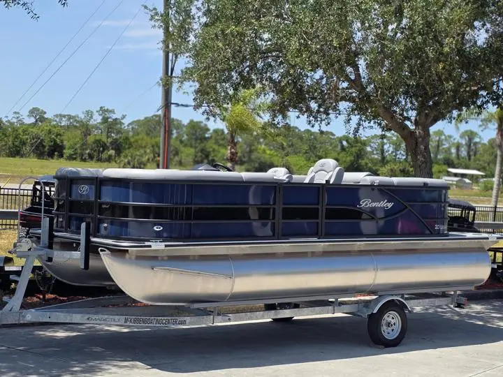 2025 Bentley Pontoons Legacy 200 Navigator - Photo 2